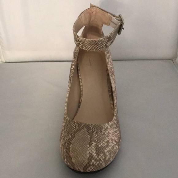 Faux Snakeskin pump with ankle straps - Picture 3 of 7